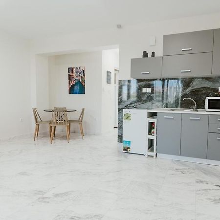 Blue And White Luxury Suites Nea Kallikrateia Εξωτερικό φωτογραφία