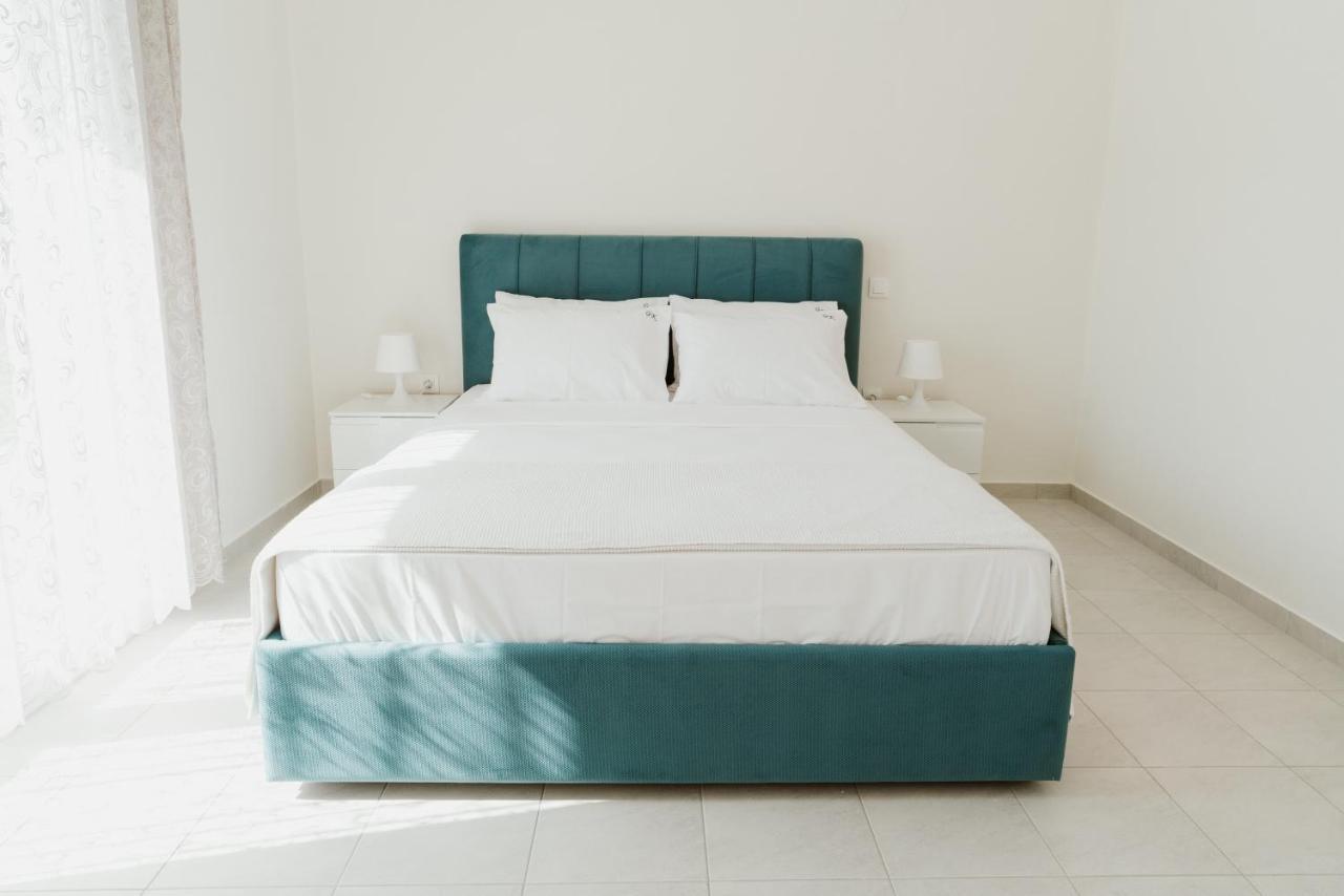 Blue And White Luxury Suites Nea Kallikrateia Εξωτερικό φωτογραφία