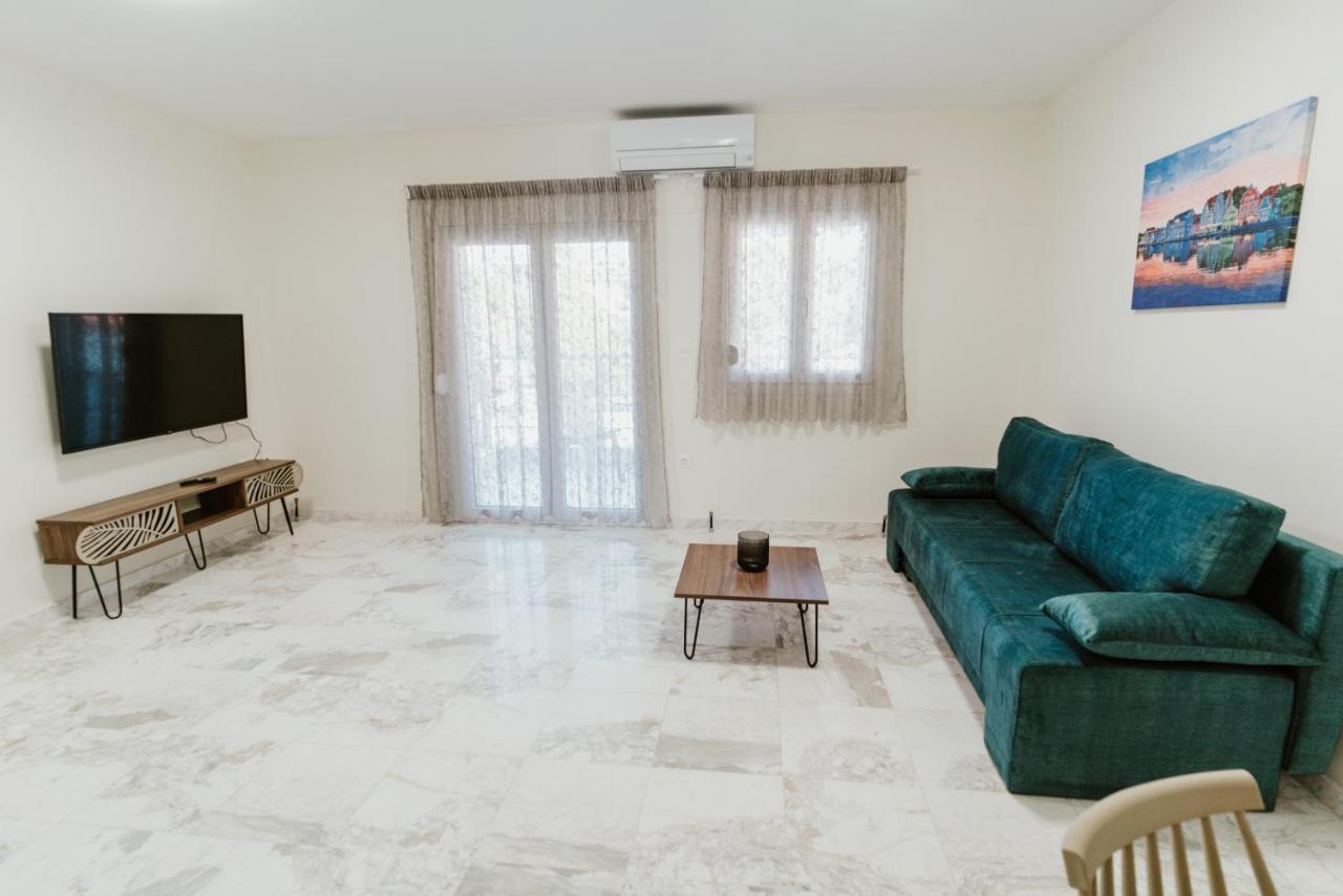 Blue And White Luxury Suites Nea Kallikrateia Εξωτερικό φωτογραφία
