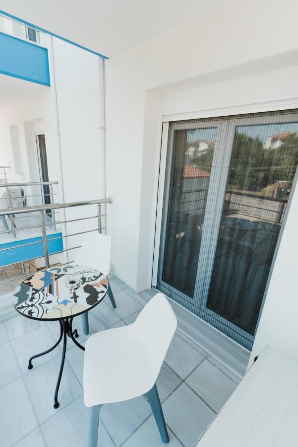 Blue And White Luxury Suites Nea Kallikrateia Εξωτερικό φωτογραφία