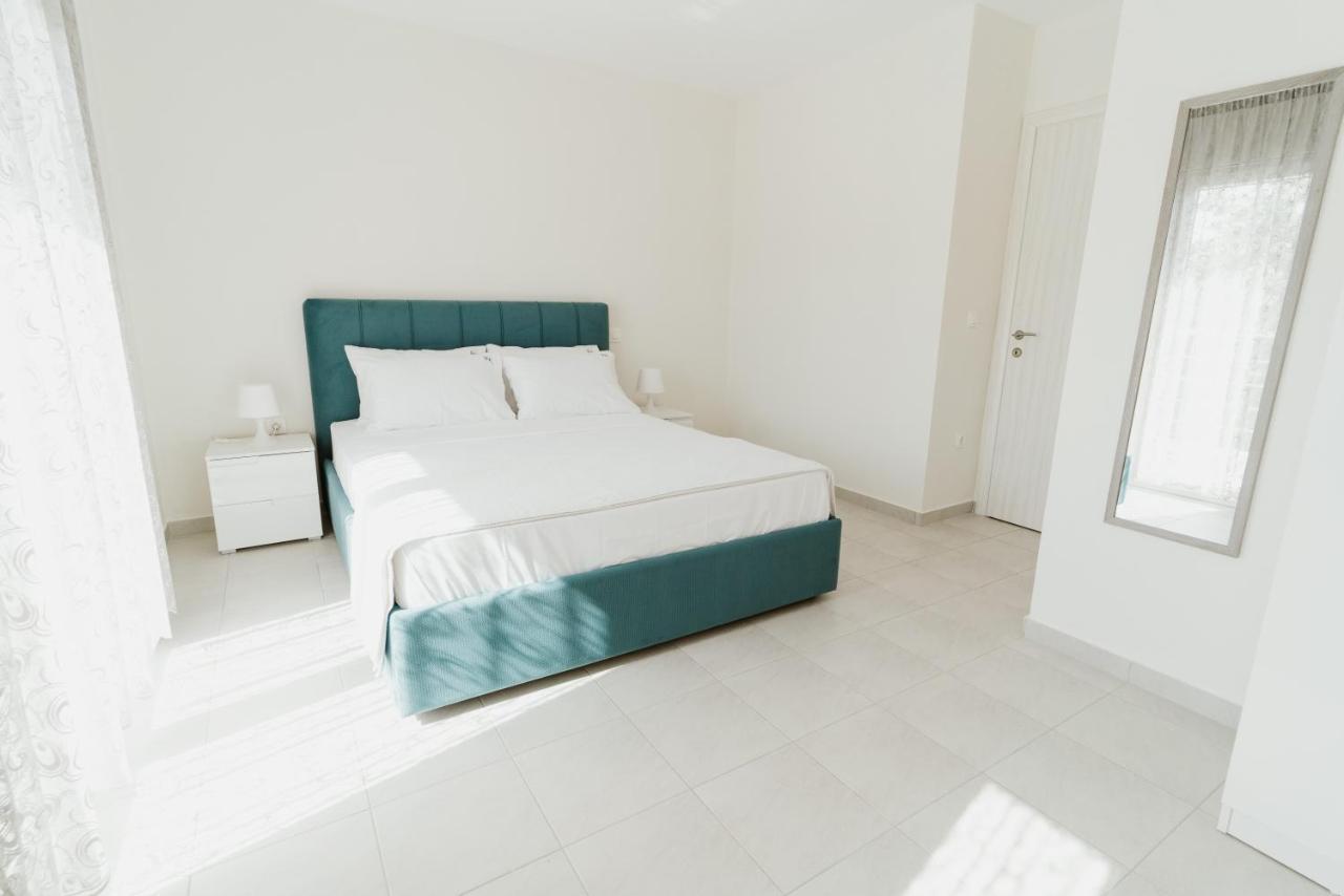 Blue And White Luxury Suites Nea Kallikrateia Εξωτερικό φωτογραφία