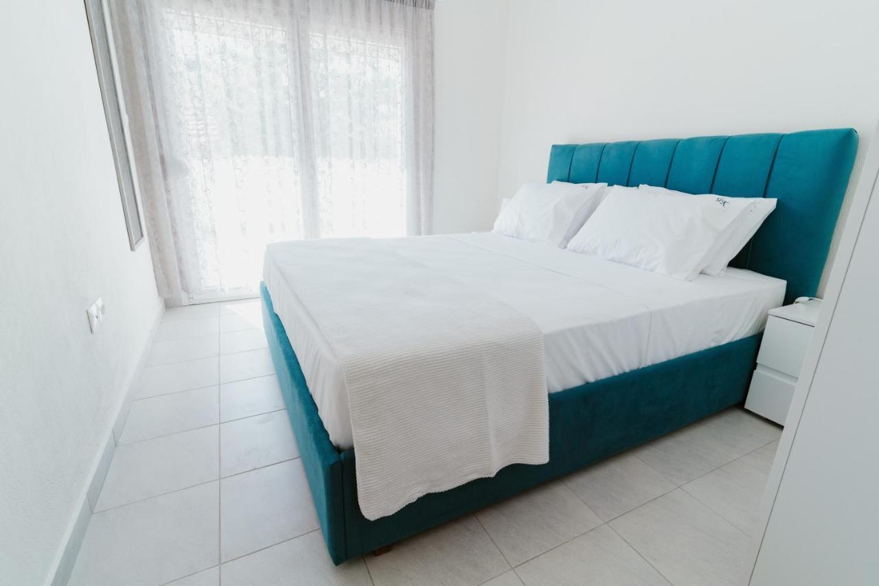 Blue And White Luxury Suites Nea Kallikrateia Εξωτερικό φωτογραφία